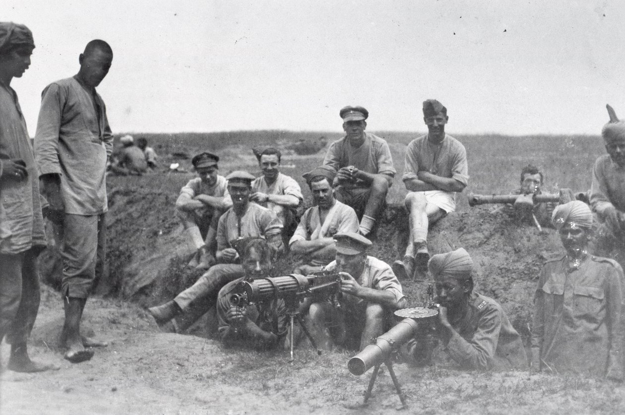 Maskingeværbesætninger med Vickers maskingevær, Lewis-pistol og afstandsmåler, Mesopotamien, Første Verdenskrig, af English Photographer