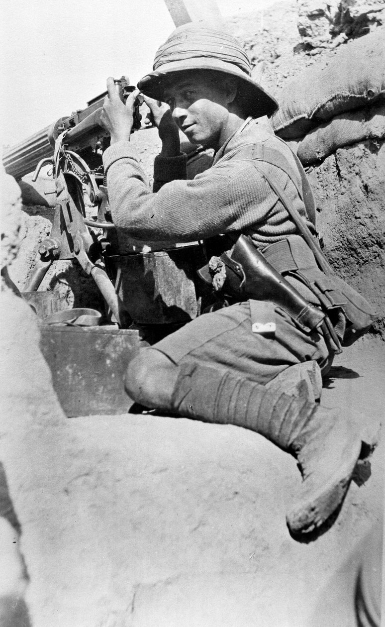 Maskinskytte i en skyttegrav, Sannayat, 1916 af English Photographer