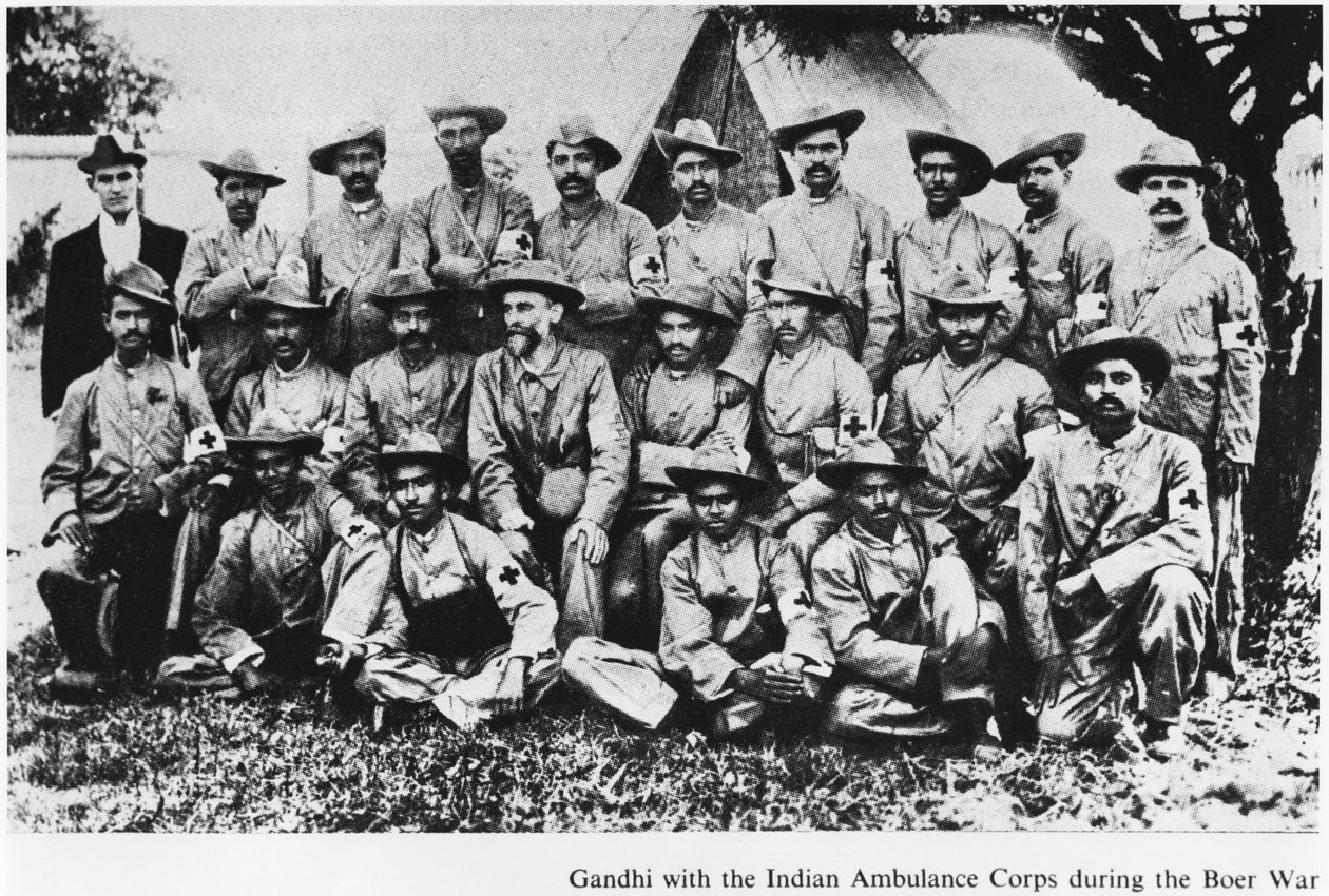 Mahatma Gandhi (1869-1948) med det indiske ambulancekorps under boerkrigen, Sydafrika, 1899 af English Photographer