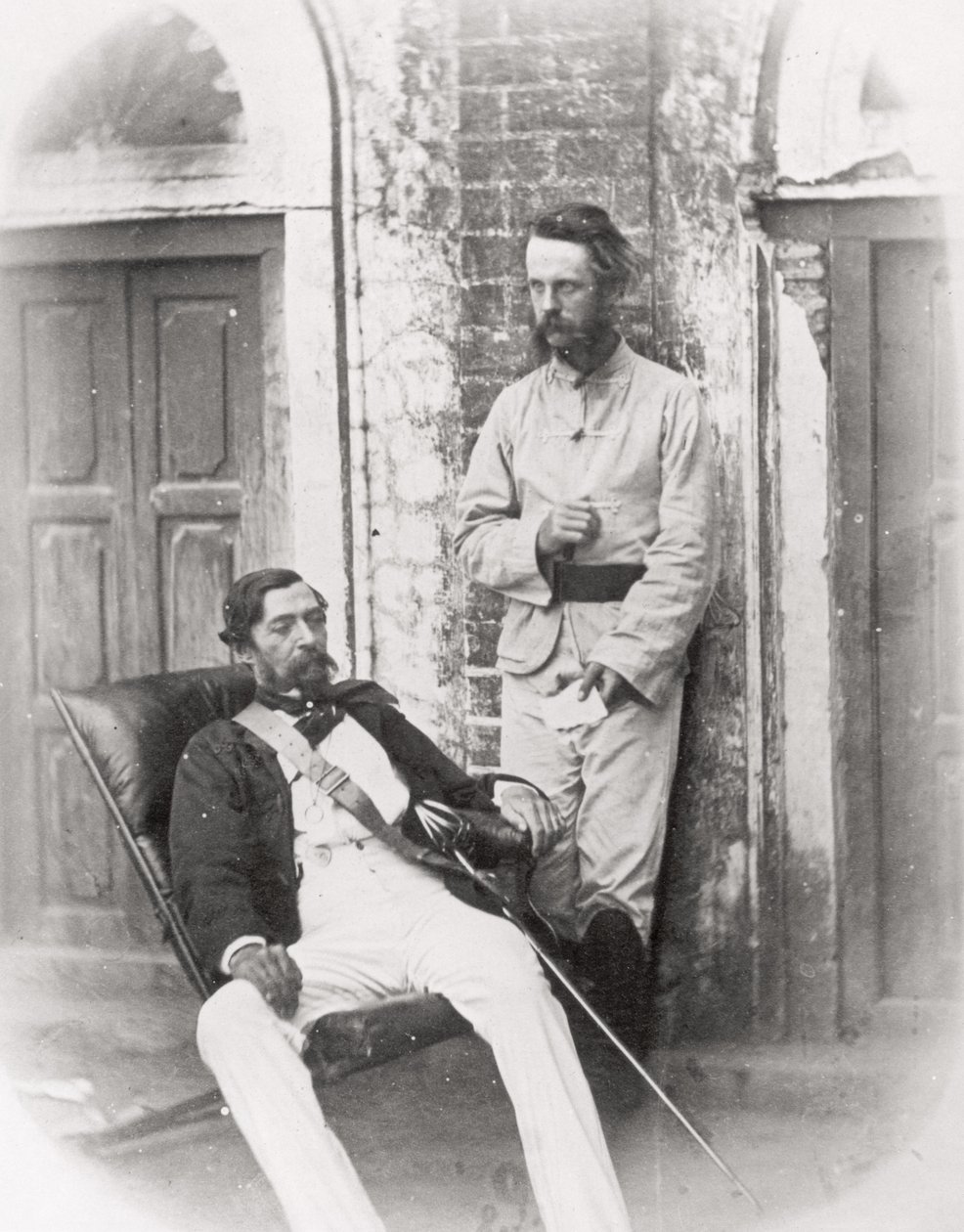 Generalmajor Sir Robert Napier (1810-90) (siddende) og hans ADC, major E.H. Greathead, Lucknow, 1857 af English Photographer