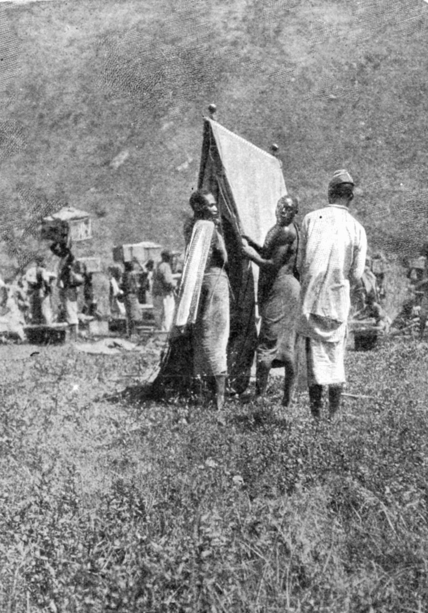 Making camp at the End of a Days March, fra en artikel med titlen To the Mountains of the Moon offentliggjort i The Graphic 27. oktober 1906 af English Photographer