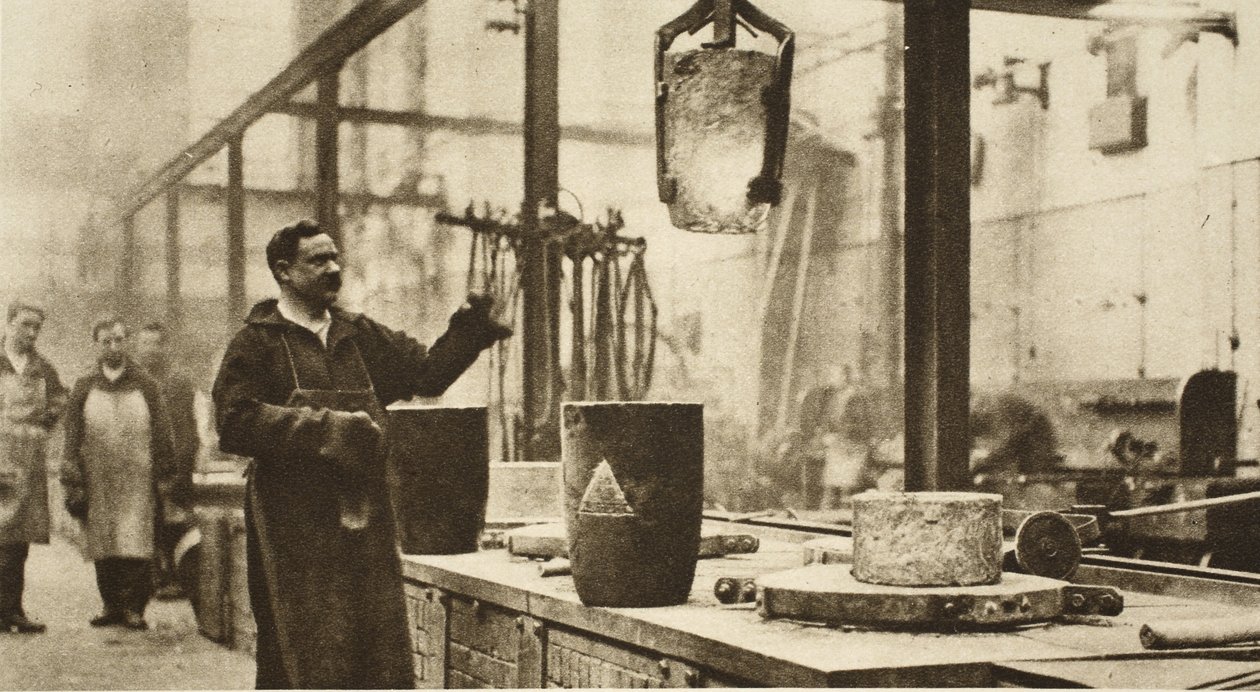 Tjen penge: gryder med flydende metal håndteres i smelterummet (sepia-billede) af English Photographer