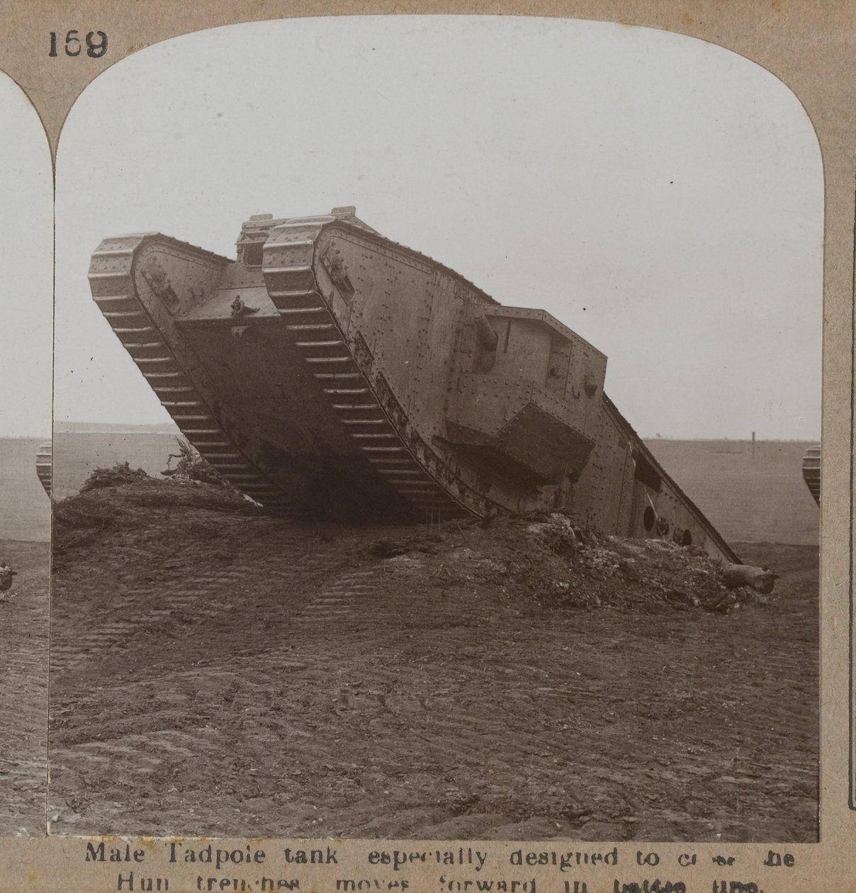Han-haletuds-tank, der er specielt designet til at krydse Hun-skyttegravene, bevæger sig fremad i kamplinien, 1914-18 af English Photographer