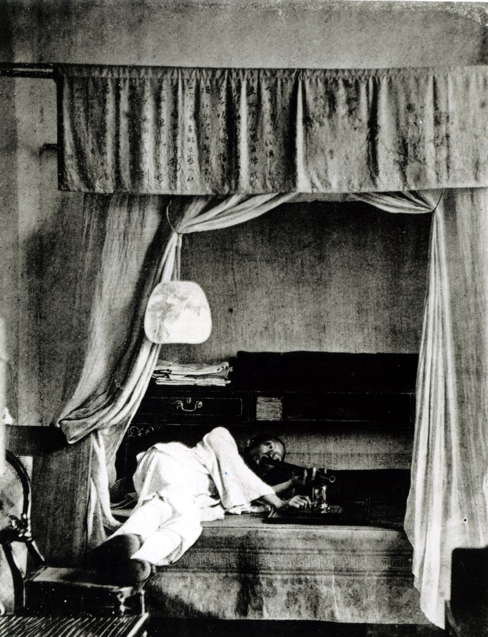 Mand ryger opium, fra Illustrations of China and its people af J. Thompson, udgivet i London, 1873 af English Photographer