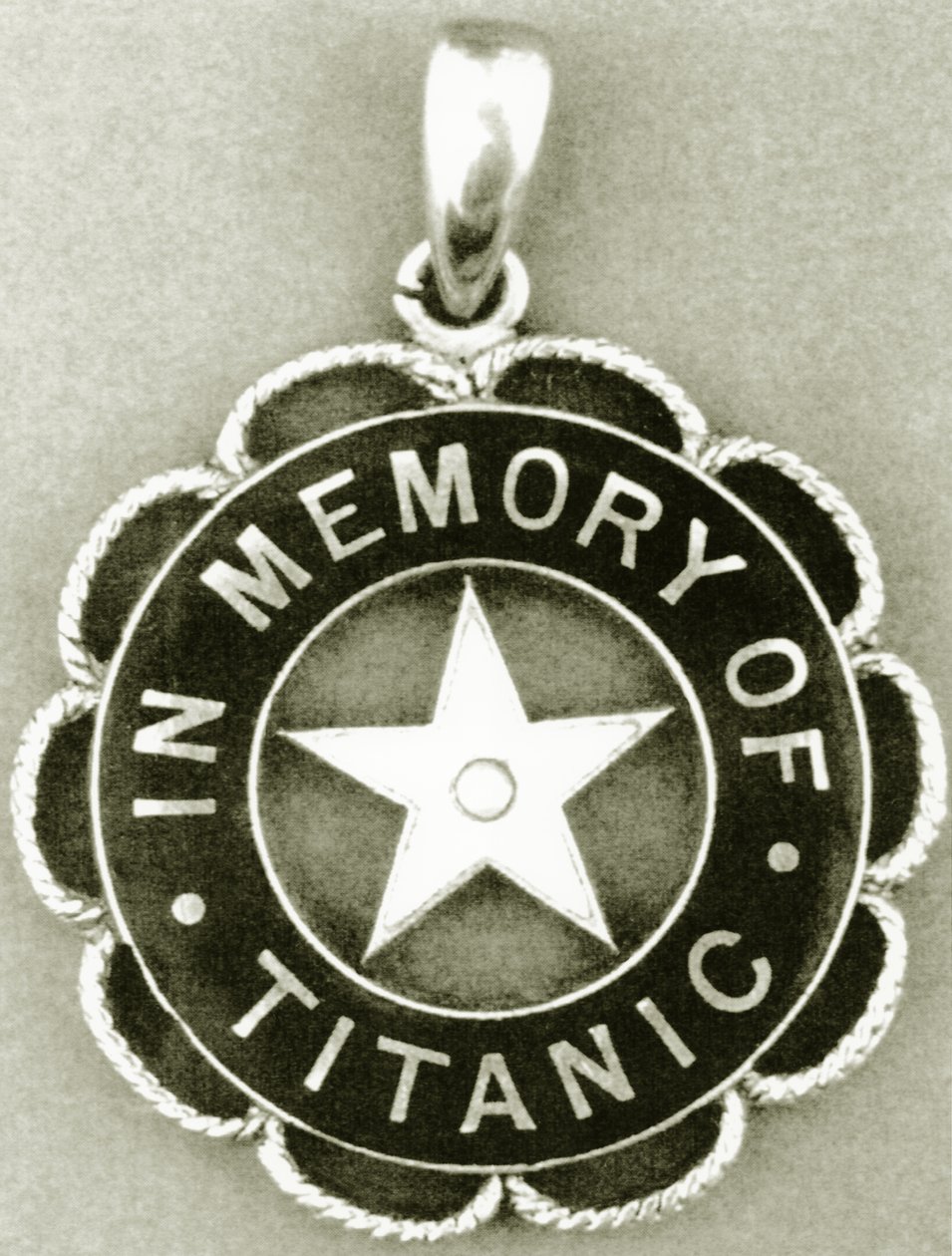 Medalje givet af White Star Line til overlevende fra Titanic-katastrofen af English Photographer