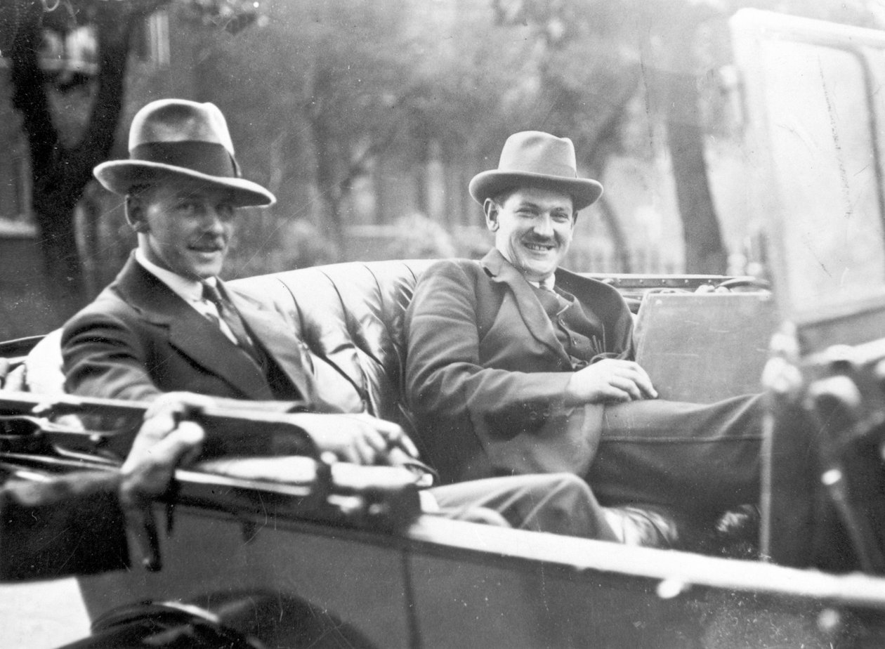 Michael Collins (1890-1922) med Emmet Dalton under traktatdiskussionerne i London, 1921 af English Photographer