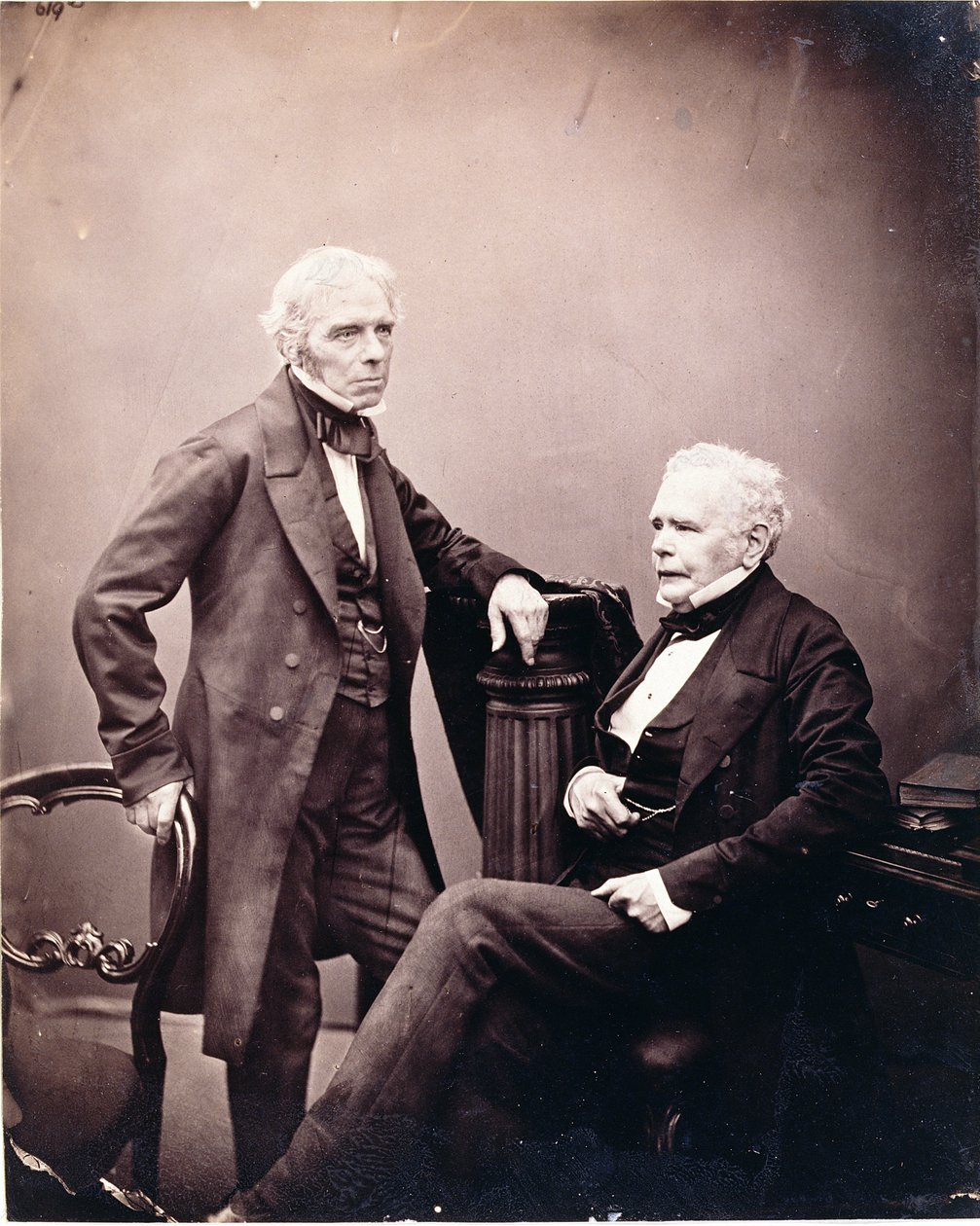 Michael Faraday (1791-1867) og William Thomas Brande (1788-1866) (siddende) 1850