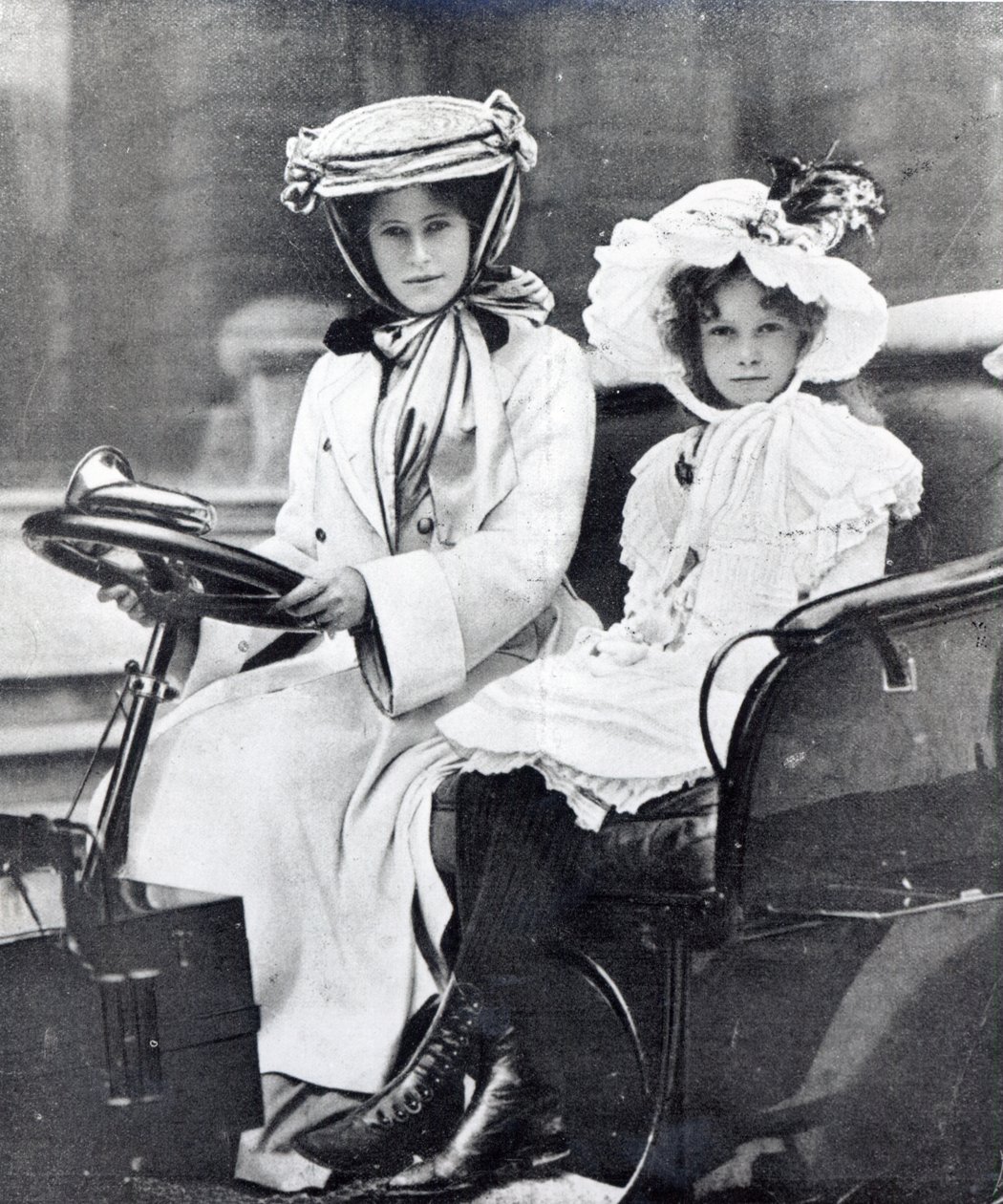 Millicent, hertuginde af Sutherland og hendes datter ved det første møde i Ladies Automobile Club, 1903 af English Photographer