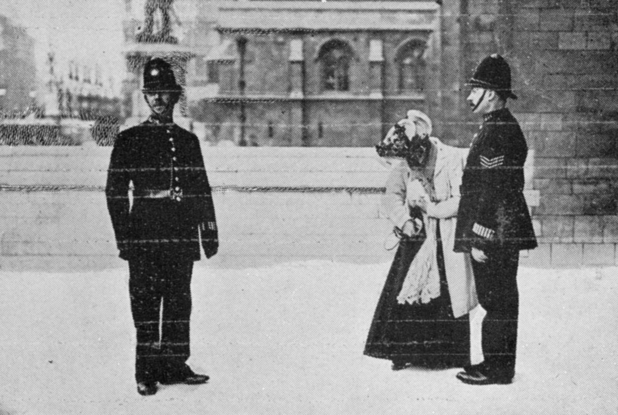 Miss. Billington finder sit kort fra en artikel med titlen The Reassembling of Parliament offentliggjort i The Graphic, 27. oktober 1906 af English Photographer