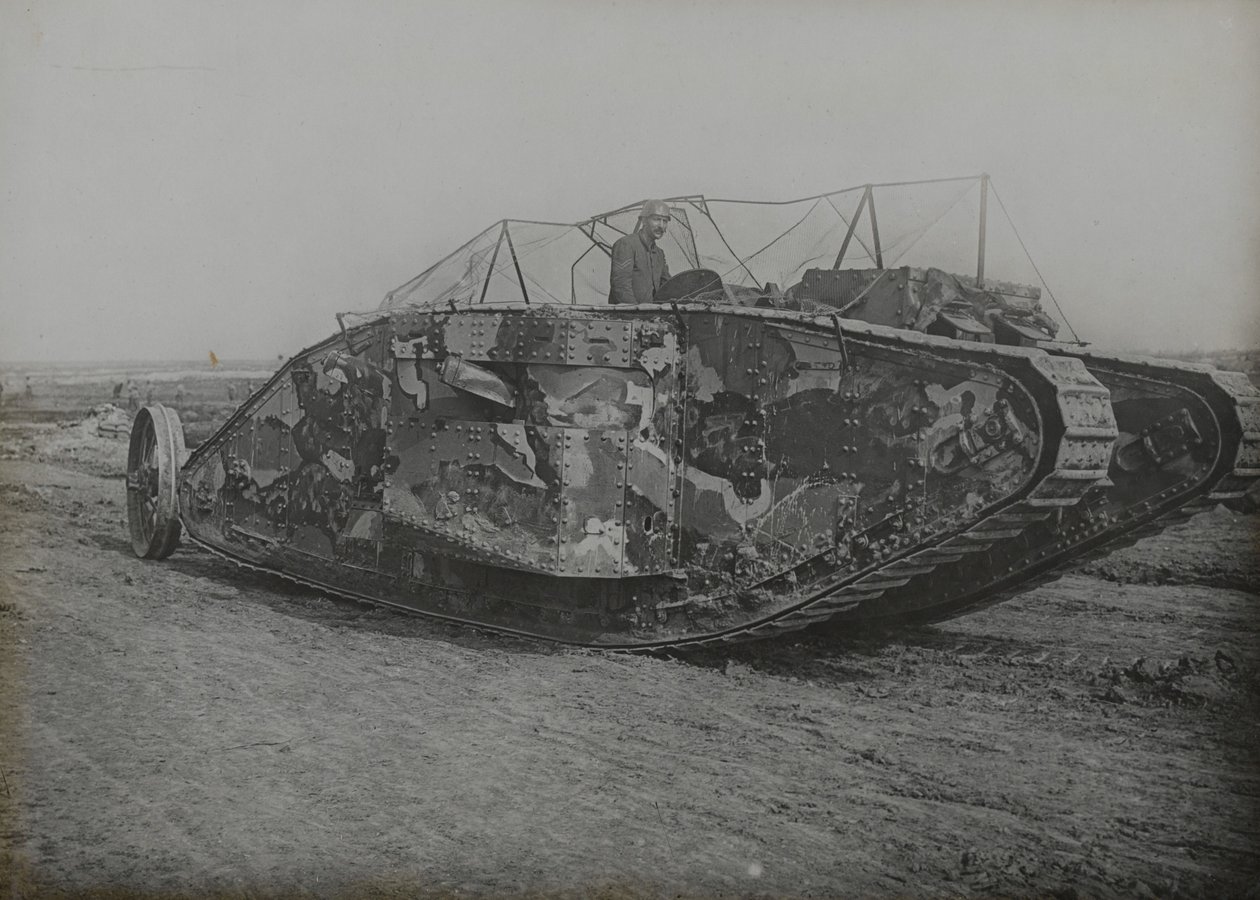 Mk 1 kampvogn under træning i Elveden, Suffolk, 1916 af English Photographer