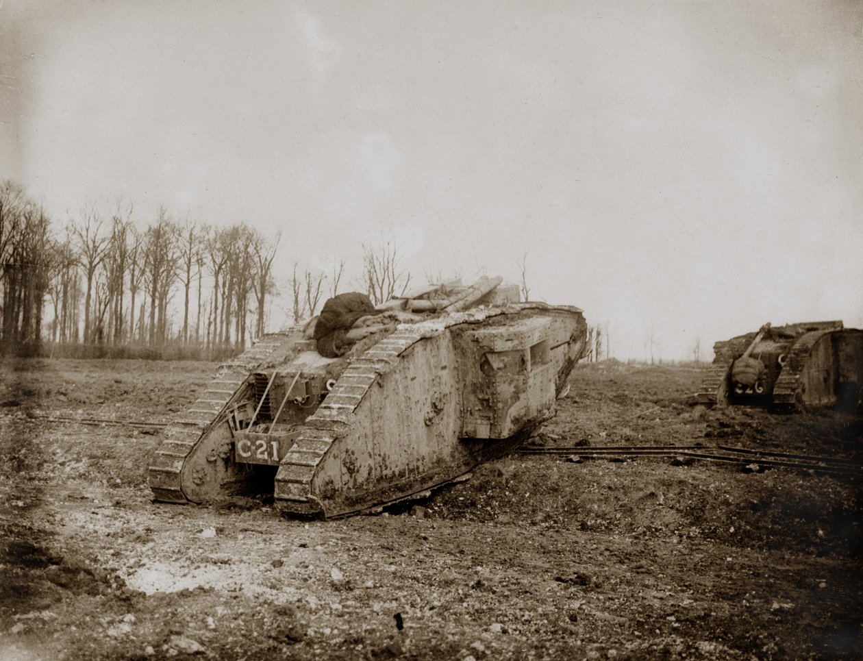 Mk II kampvogne går i aktion ved Arras, 1917 af English Photographer