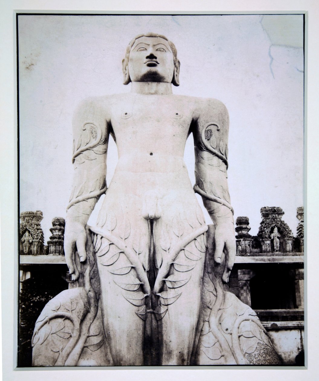 Monolitisk statue af Gommateshvara, Stravana Belgola, ca. 1855 af English Photographer