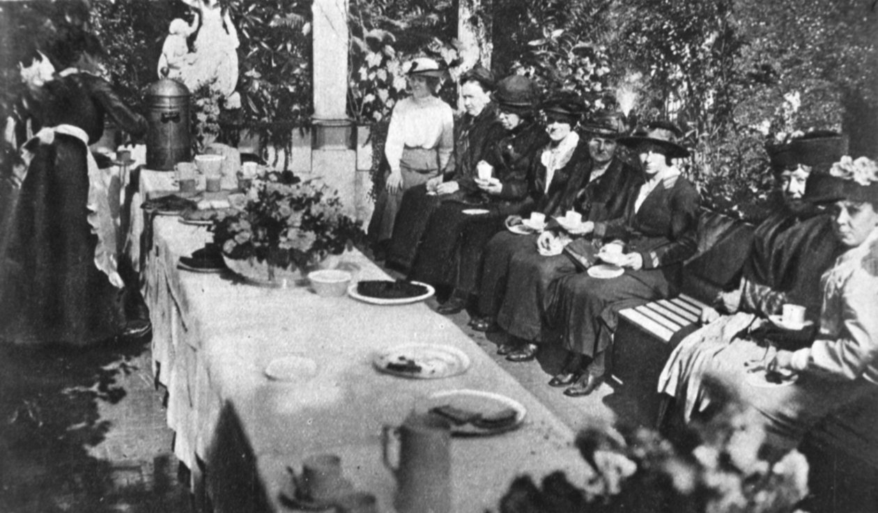 Mothers Day: Lady Byron underholder mødre til kæmpende mænd til te, fra The Illustrated War News, 16. august 1916 af English Photographer