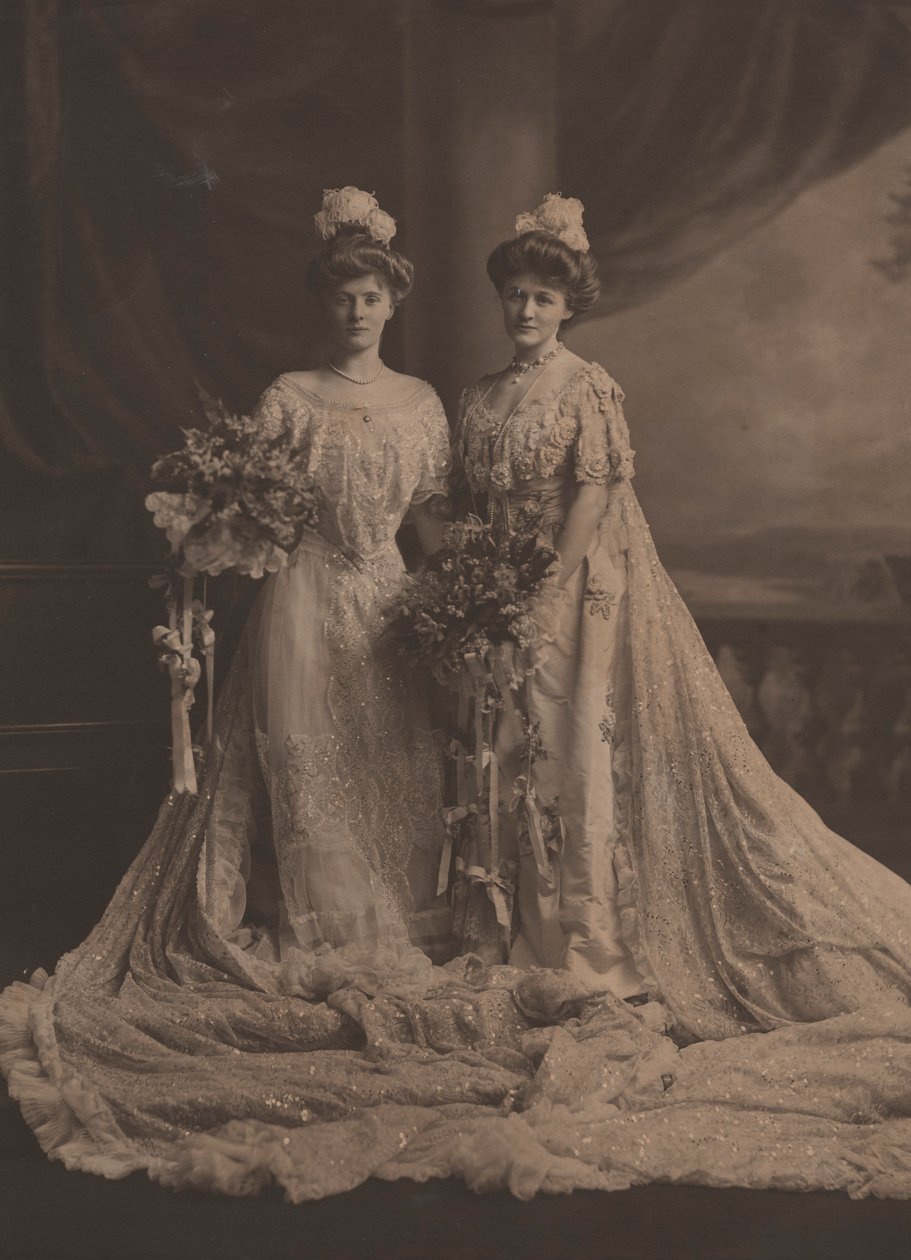 Mrs. Arthur Lee og Miss Faith Moore, amerikanske søstre, iført kjole til præsentation ved Edward VII