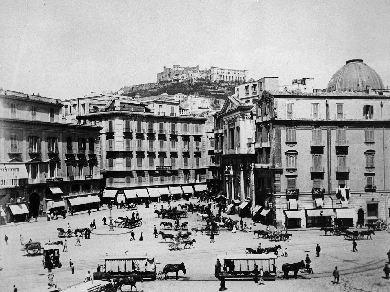 Napoli: Piazza San Fernando og Castello Sant Elmo af English Photographer