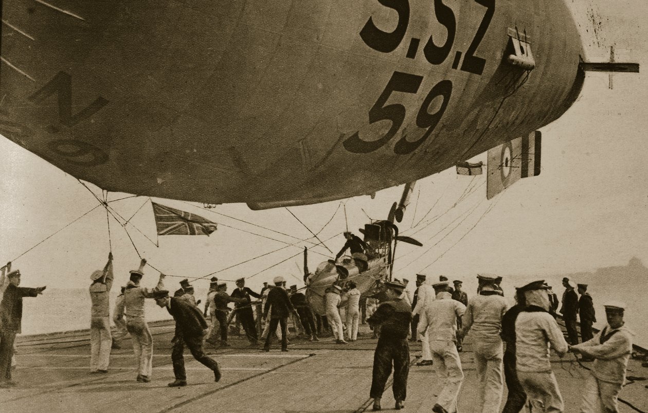 Flådeluftskib på vej ned til sin fortøjning på bagdækket af H. M. S. Furious, 1914-19 af English Photographer