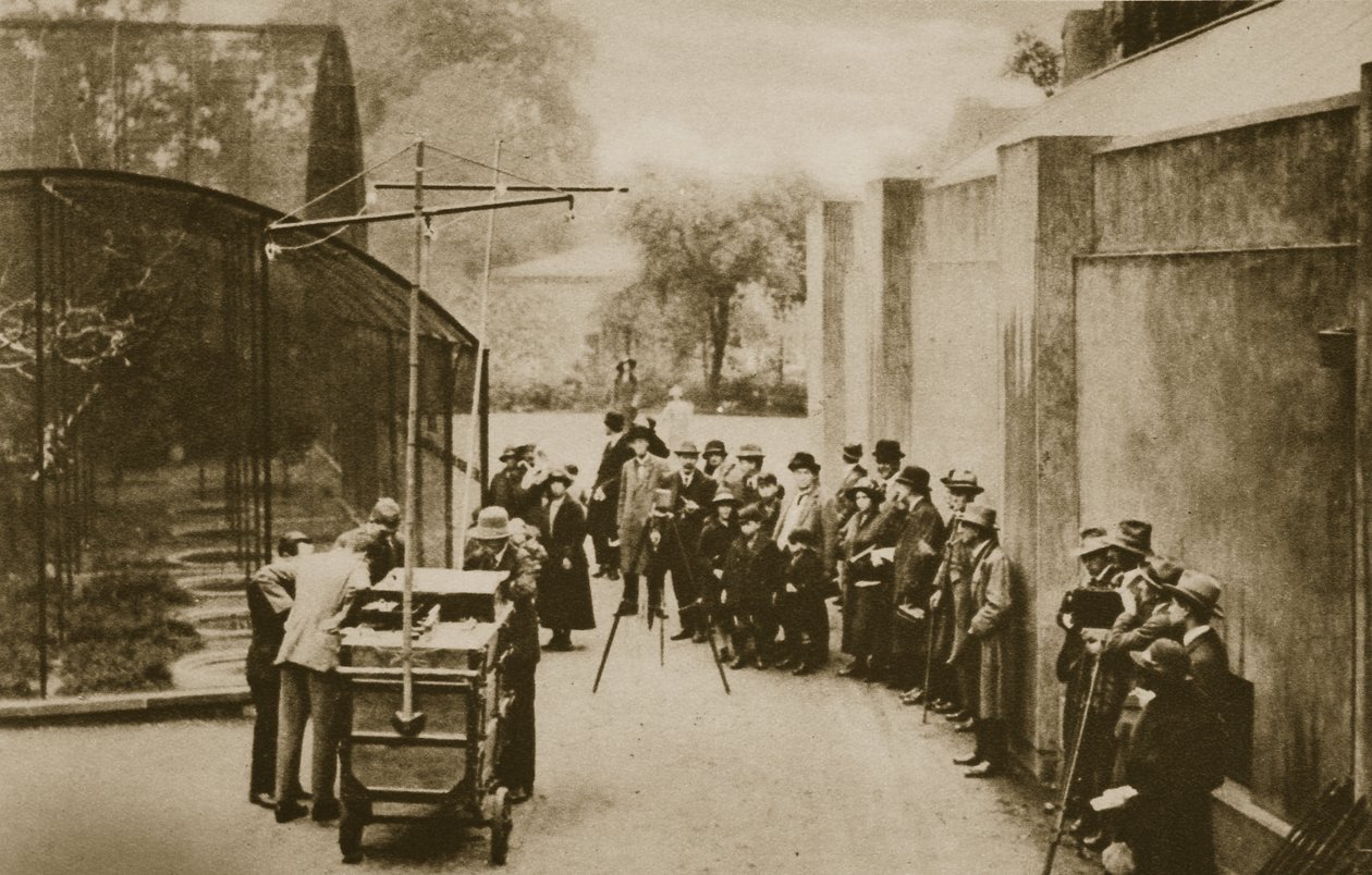 Embedsmænd fra British Broadcasting Corporation forbereder sig på at udsende lyde fra volieren i London Zoo (sepia-billede) af English Photographer