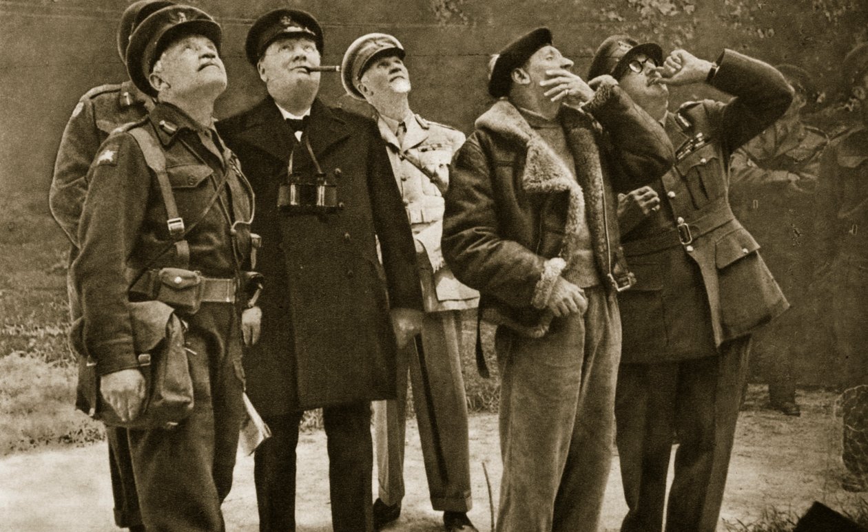 På forsiden: Churchill og Montgomery observerer en luftkamp, 1944 af English Photographer
