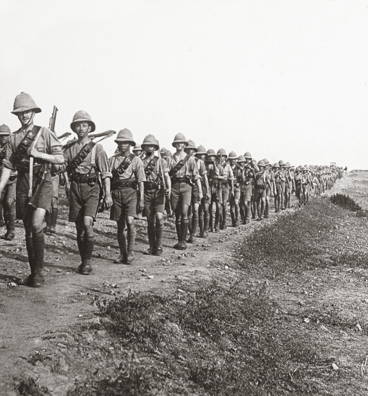 På den lange march gennem brændende hede i Bagdad, 1917 af English Photographer