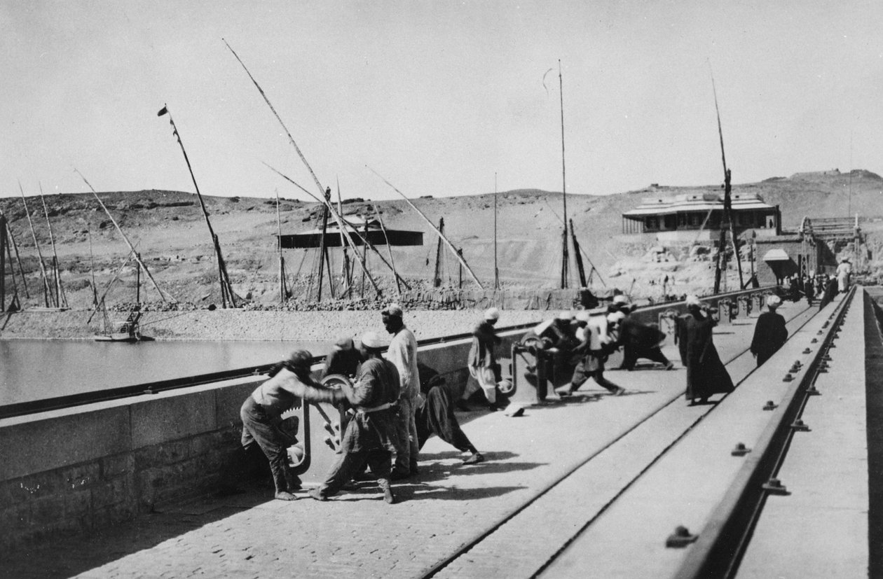 Åbning af sluserne på Nildæmningen, 1906 af English Photographer