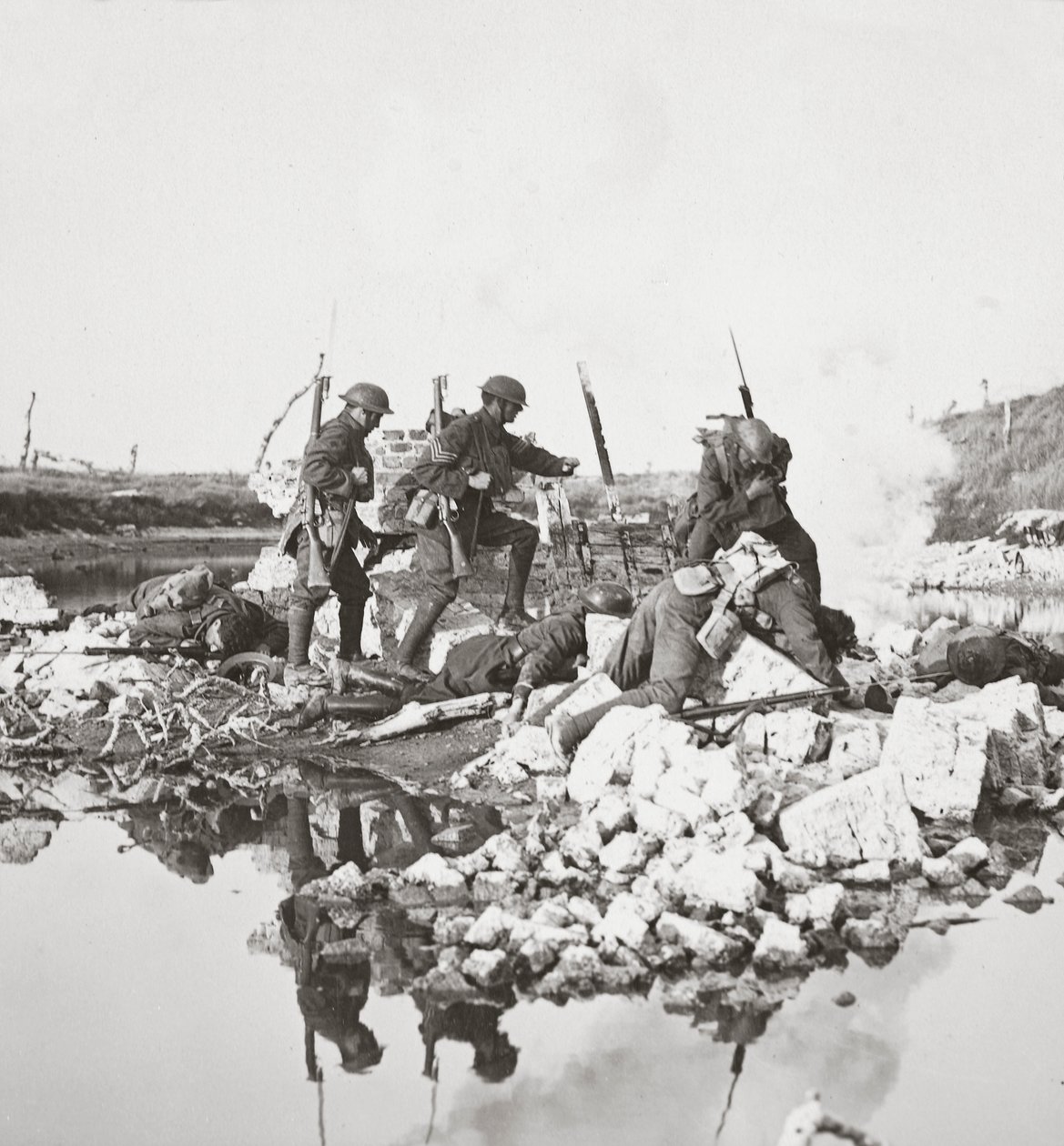 Vores frygtløse mænd, der kæmper mod store odds, miner broerne og trækker sig tilbage over Crozat-kanalen, 1918 af English Photographer