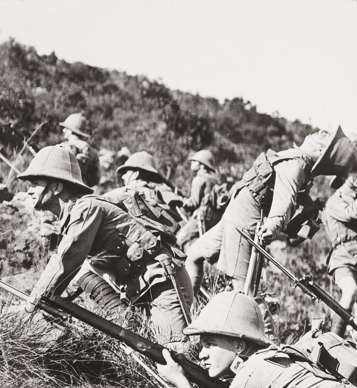 Vores galante infanteri angriber de tyske stillinger på en bjergskråning på Balkan af English Photographer