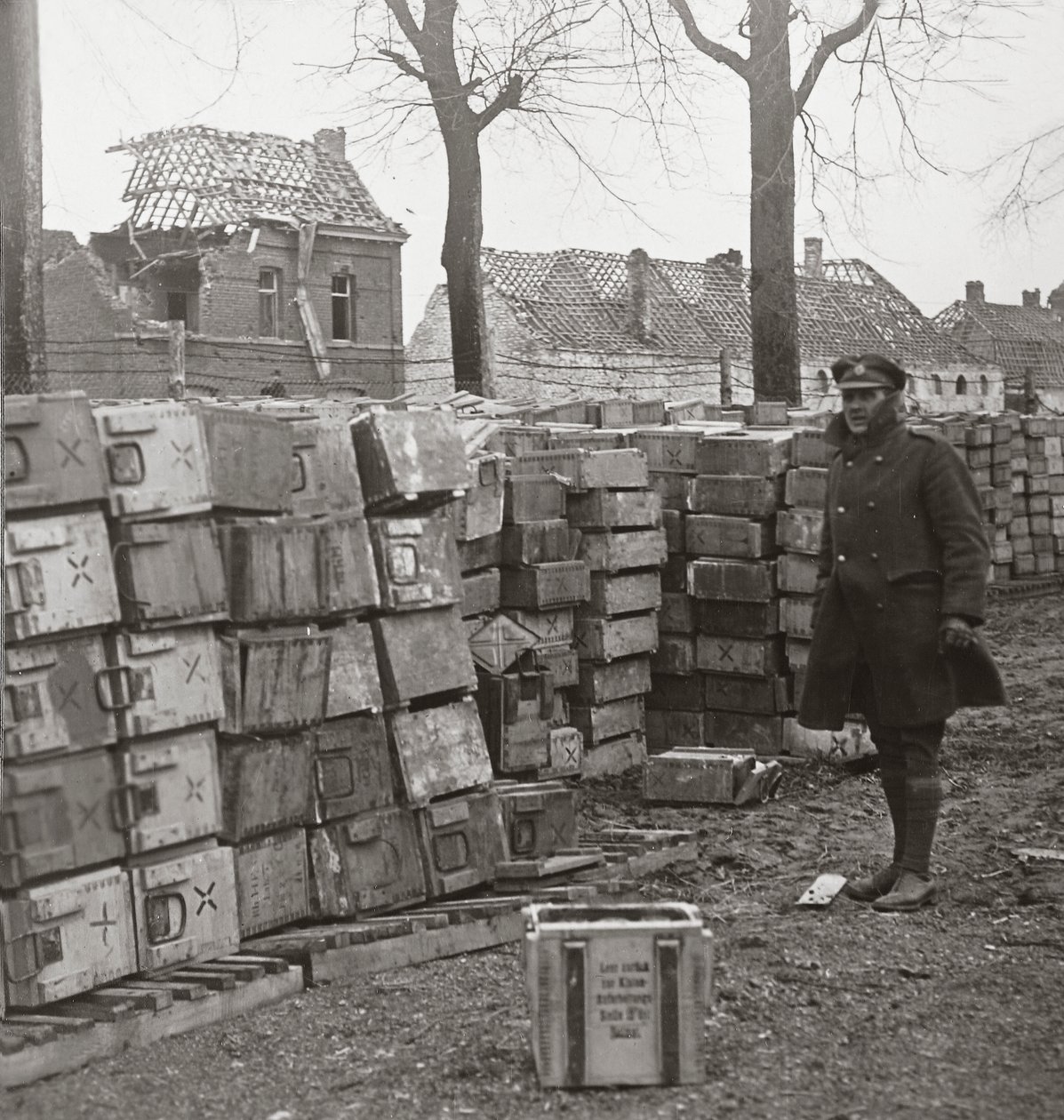 Vores hurtige fremrykning nær Cambrai tvang tyskerne til at opgive store mængder ammunition af English Photographer
