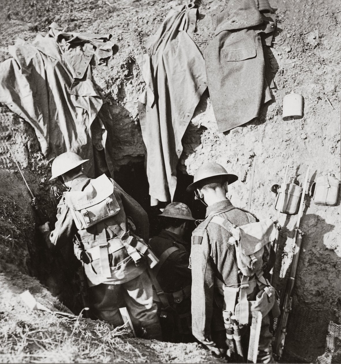 Vores tropper gør brug af en Jerry dugout fanget i Great Allied Advance i Bayaume, august 1918 af English Photographer