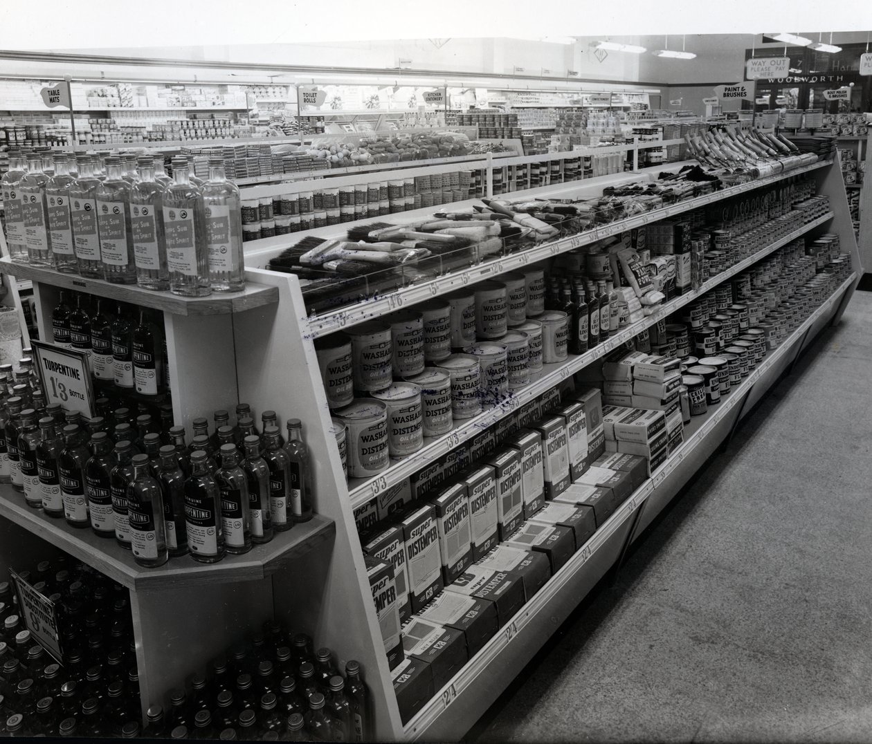 Maler- og penslergang, Woolworths butik, 1956 af English Photographer