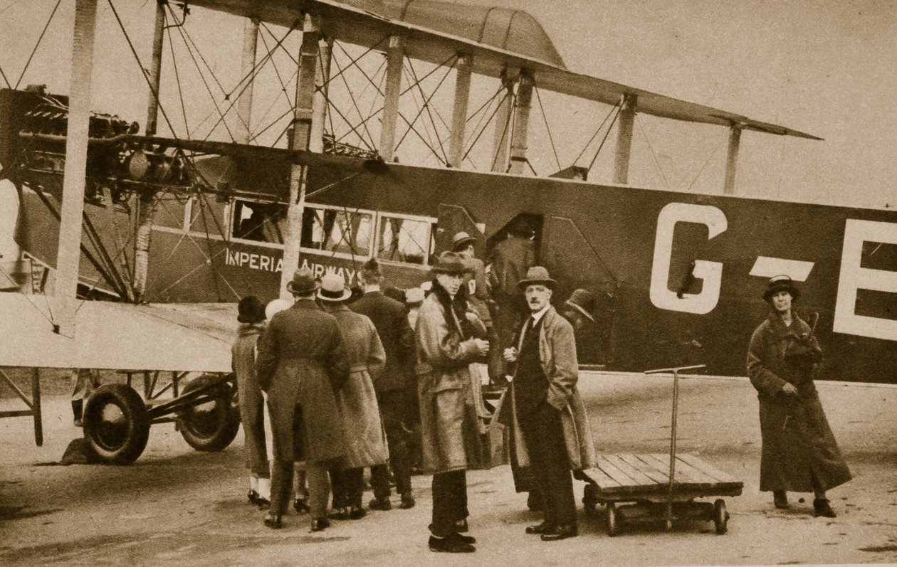Passagerer, der går om bord til Paris med et Imperial Airways-fartøj (sepia-billede) af English Photographer