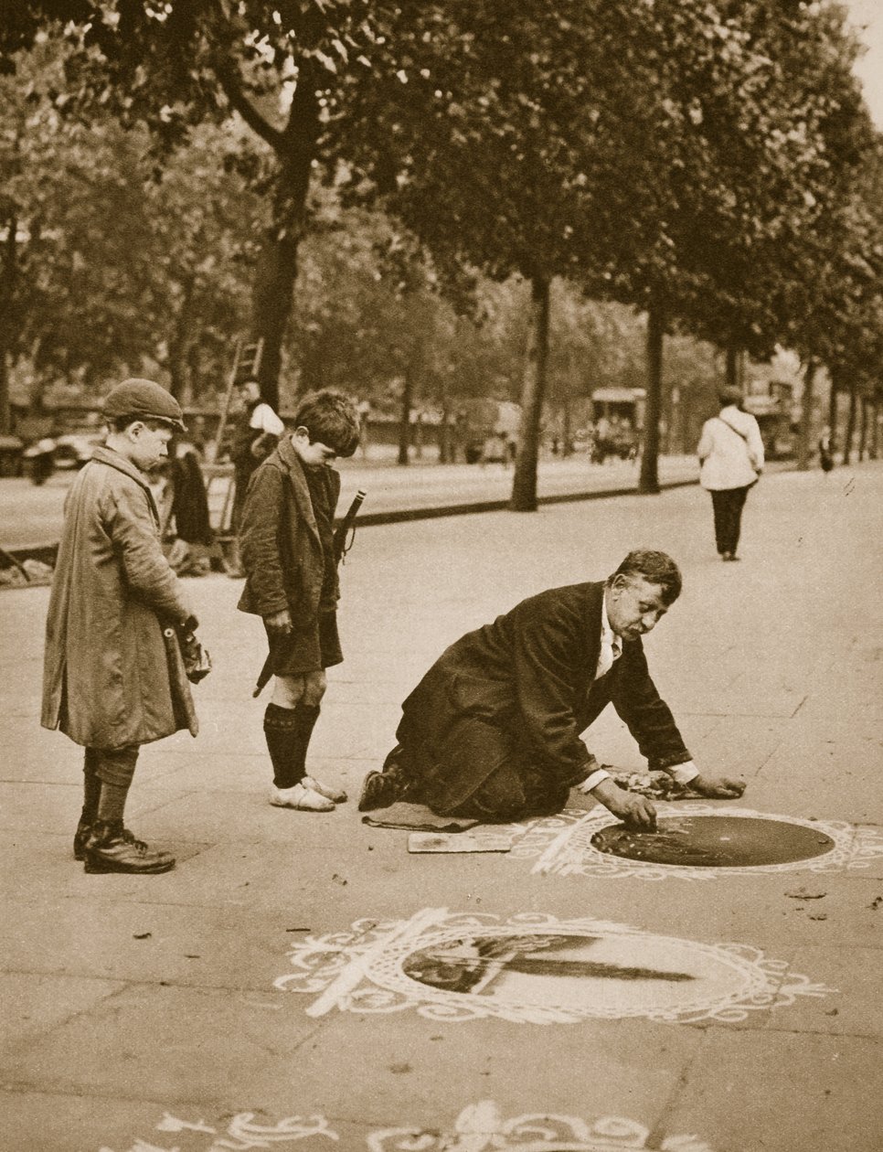 Fortovskunstner på dæmningen, observeret af børn (sepia foto) af English Photographer
