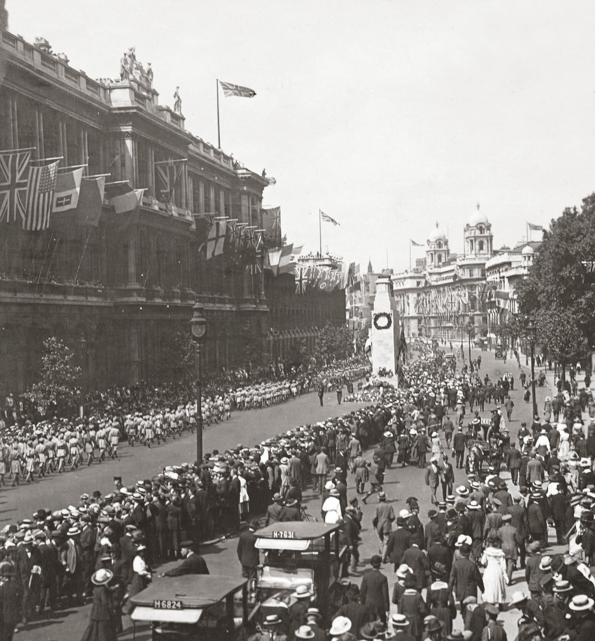 Fredsoptog af indiske tropper, der hilser den ukendte kriger ved Cenotaph, Whitehall, 19. juli 1919 af English Photographer