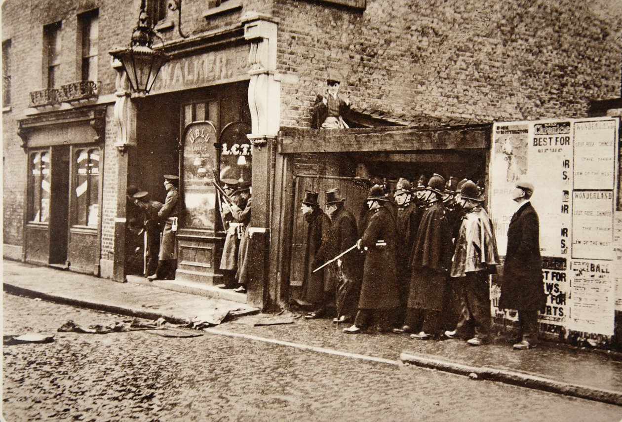 Han kiggede rundt om hjørnerne og udsatte sig selv sammen med de skotske garder for den tilfældige ild fra de belejrede indbrudstyve: Mr. Winston Churchill havde tophatte i East End i London under Sidney Street Dram. af English Photographer