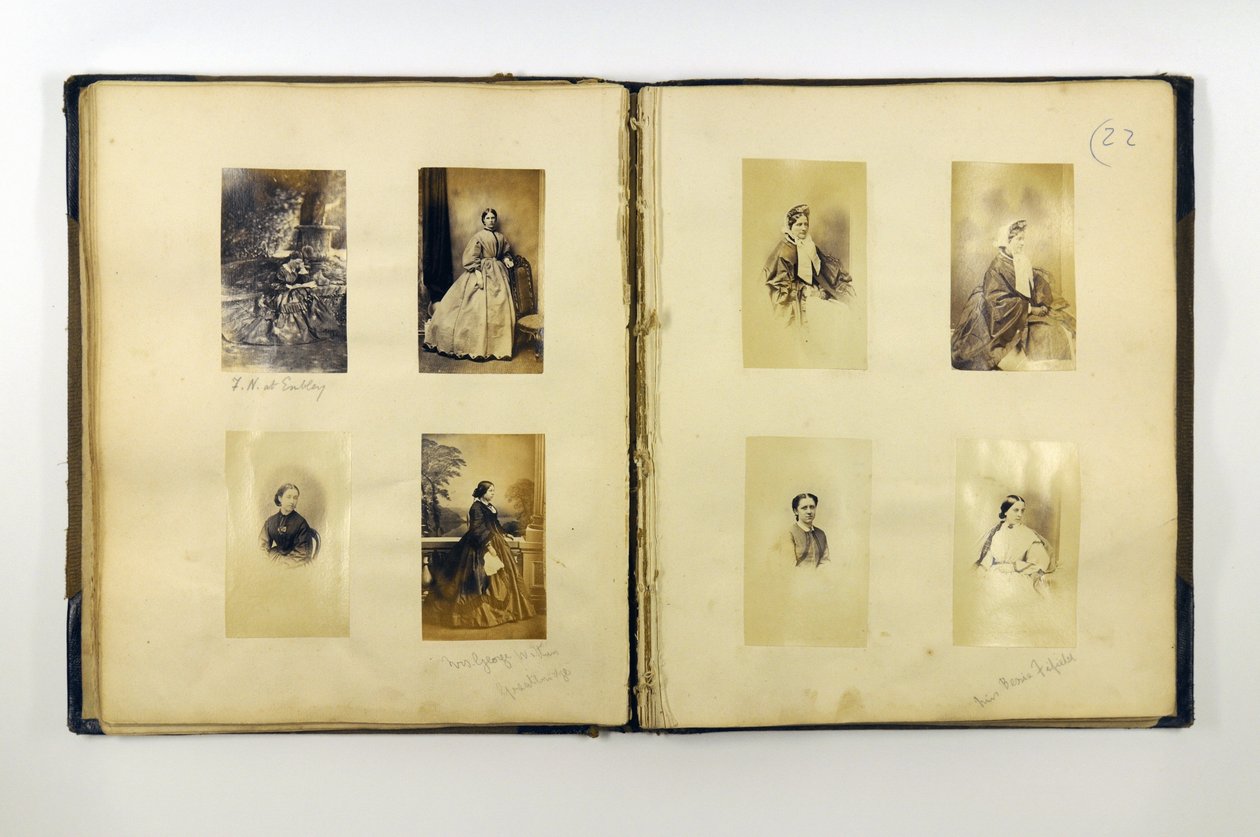 Fotoalbum, der indeholder portrætter af Romsey dignitarier (bw fotos) (se 321968) af English Photographer