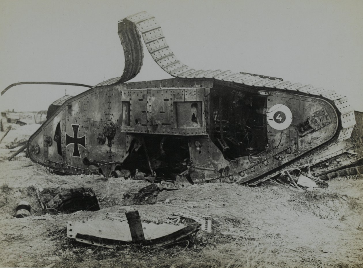 Foto af handicappet britisk fremstillet tank med tyske markeringer af English Photographer