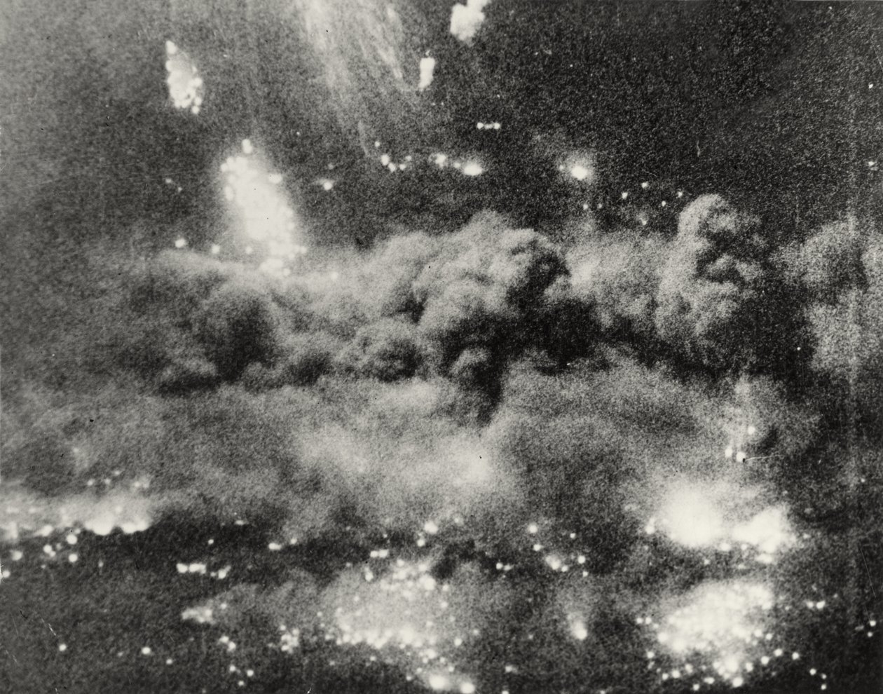 Foto, der viser udsigt over Berlin, inklusive bombeskader, Tyskland, 1945 af English Photographer
