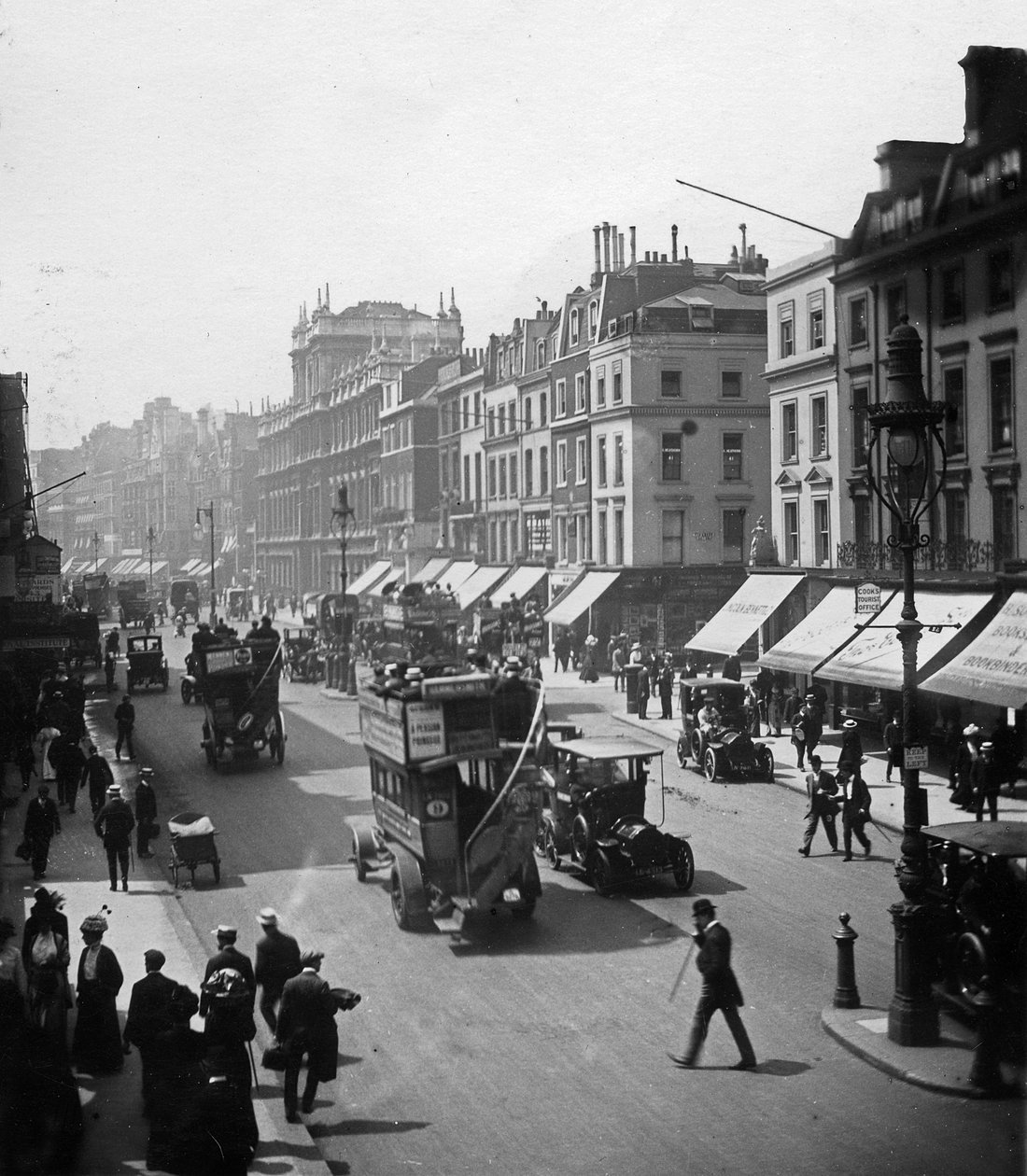 Piccadilly, London af English Photographer