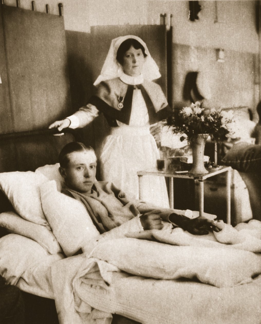 Pilot på kampflyet, der bragte Immelmann ned: Løjt. McCubbin på hospitalet, fra The Illustrated War News, 26. juli 1916 (sepiafoto) af English Photographer