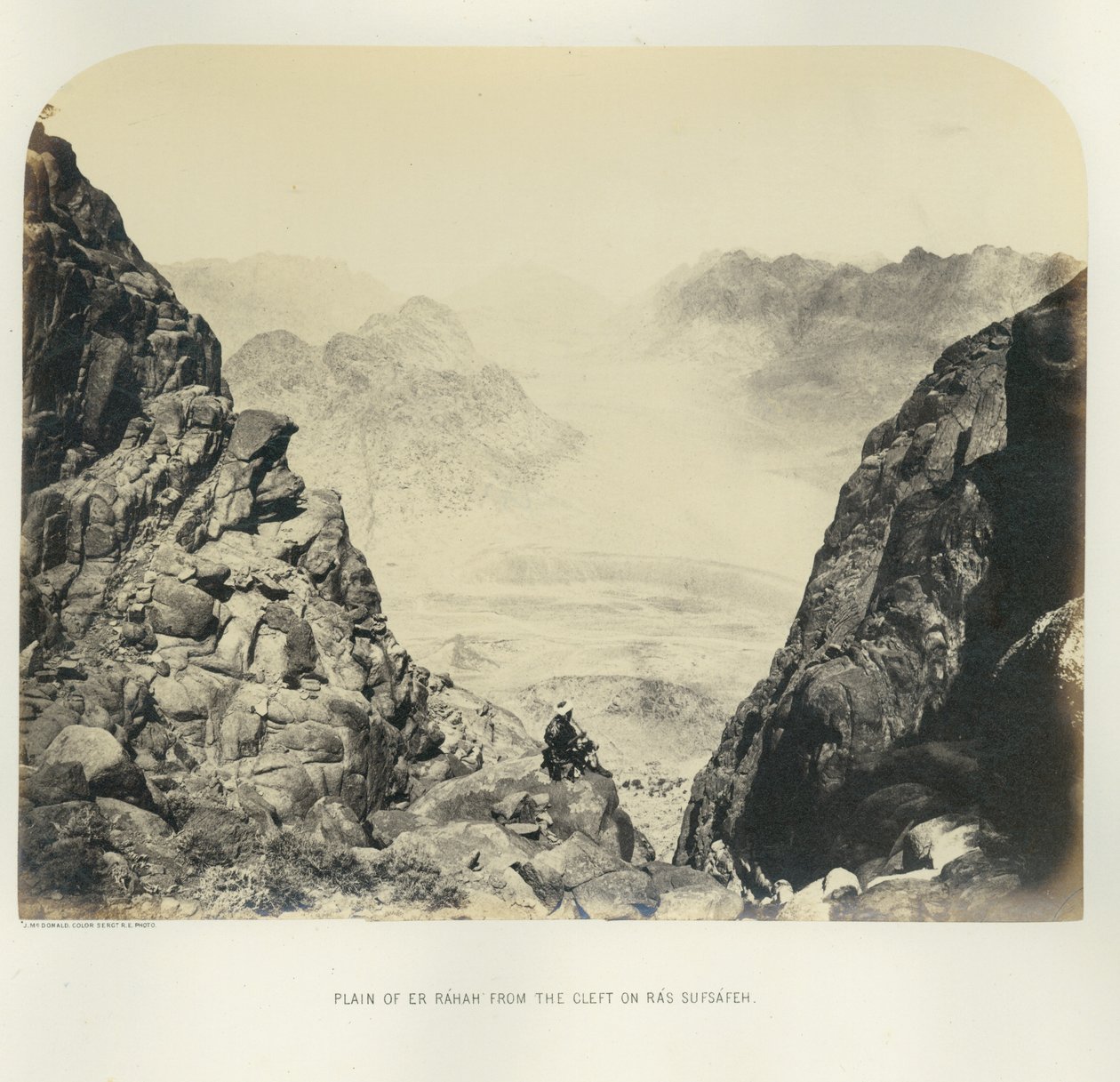 Sletten ved Er Rahah fra kløften ved Ras Sufsafeh, 1867 af English Photographer