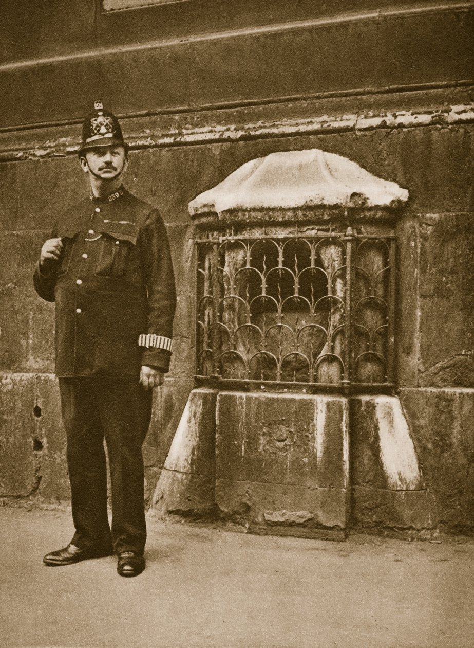 Politimand stående ved siden af en sten sat i muren af St. Swithins, Cannon Street (sepia foto) af English Photographer