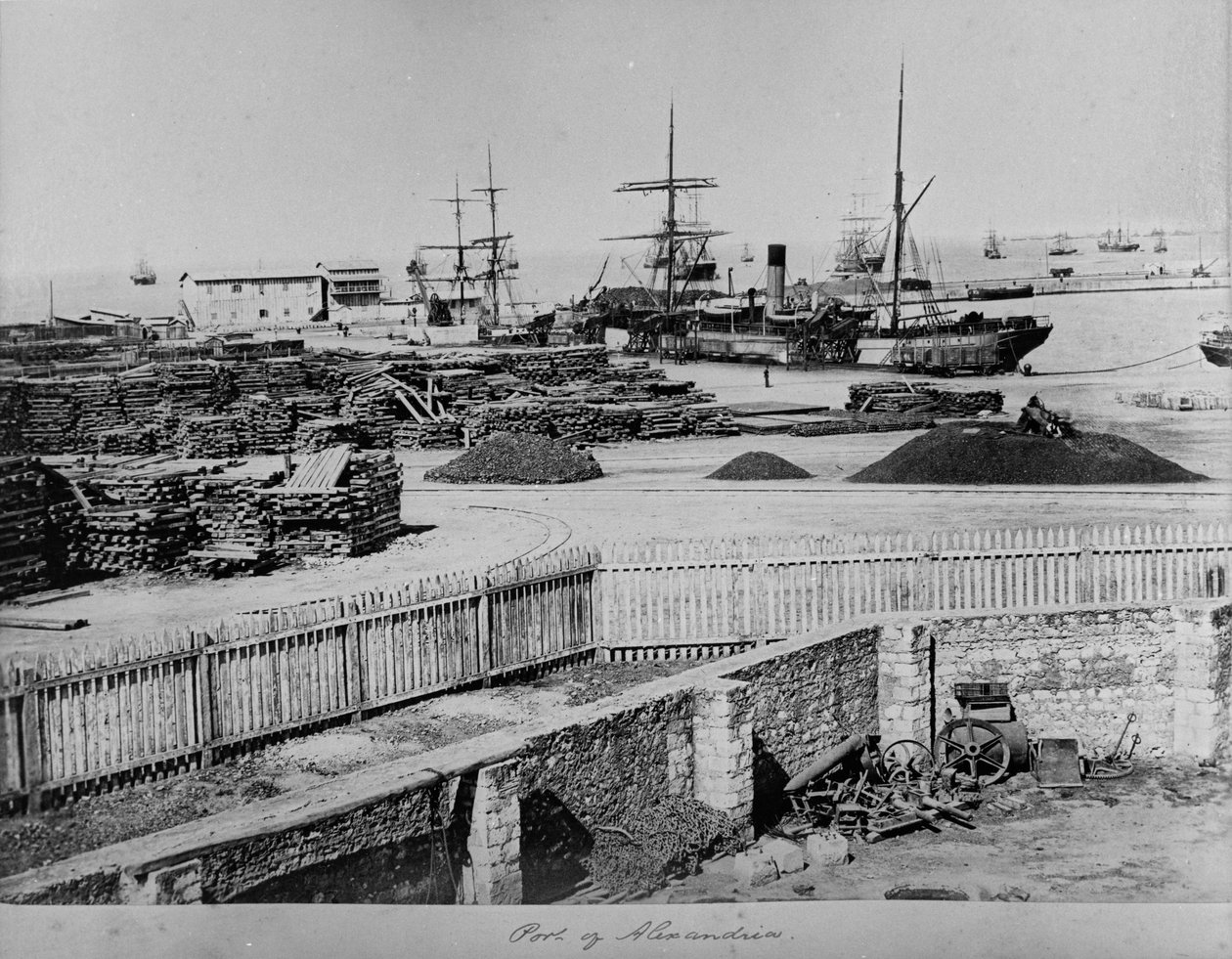 Havn i Alexandria, ca. 1880-3 af English Photographer