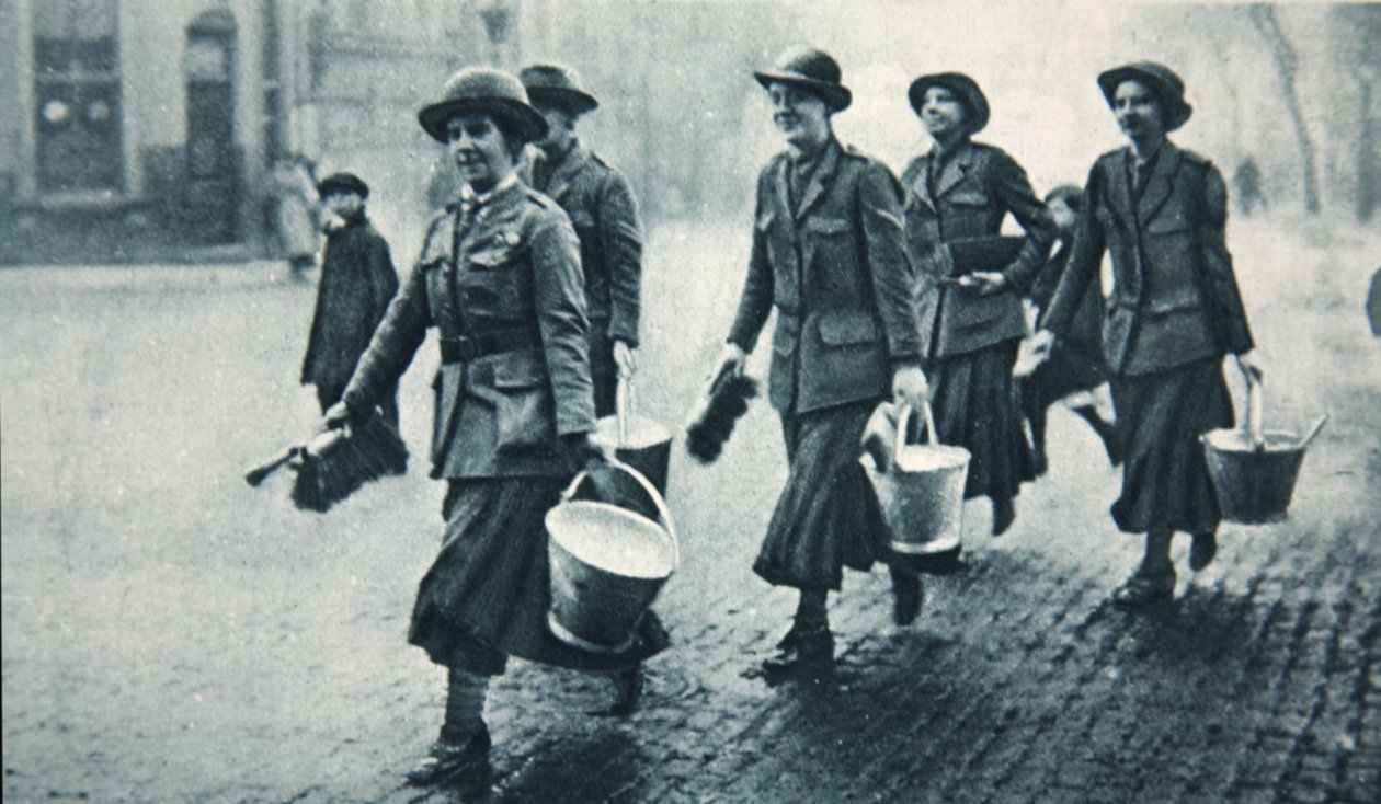 Praktisk beskyttelse i mørke gader, illustration fra The Illustrated War News, januar 1917 af English Photographer