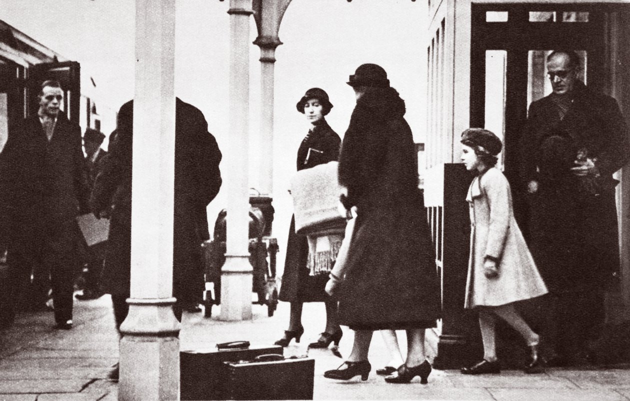 Prinsesse Elizabeth og prinsesse Margaret Rose vender tilbage til London, januar 1936 af English Photographer