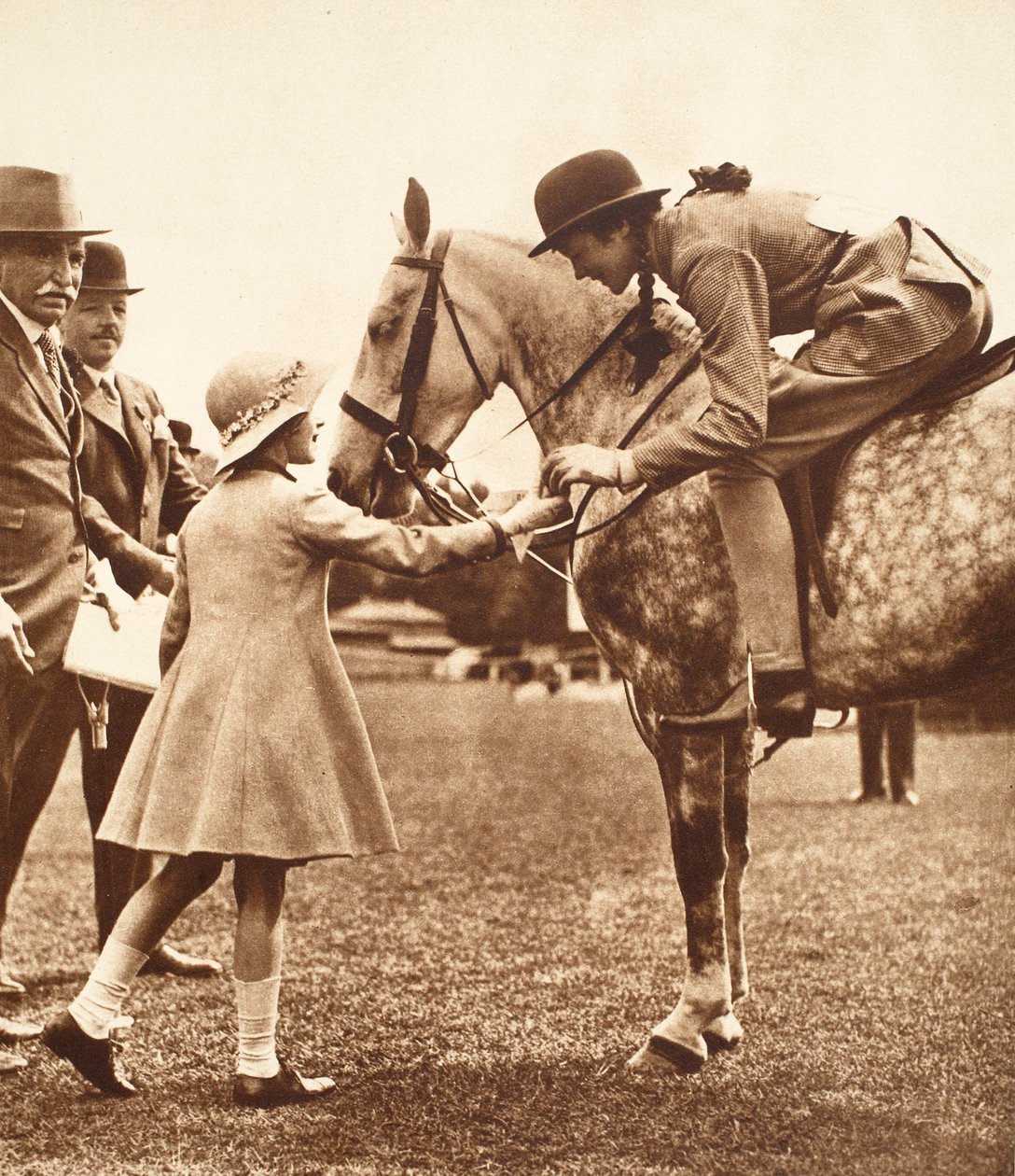 Prinsesse Elizabeth og en konkurrent, Childrens Day på Richmond Horse Show af English Photographer