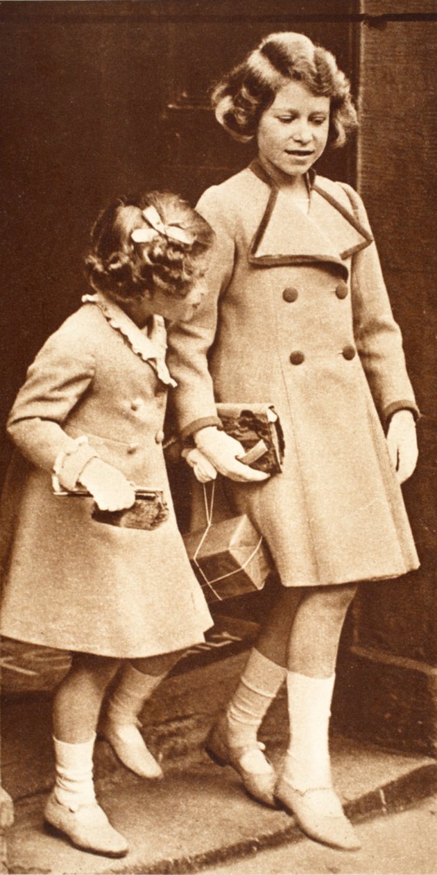 Prinsesse Elizabeth og hendes søster ude at shoppe af English Photographer