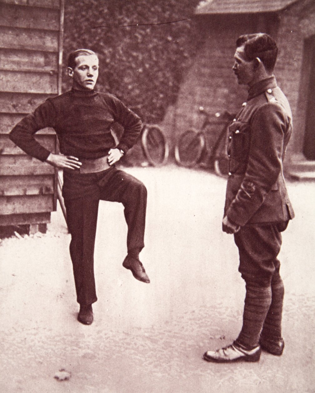 Private Jimmy Wildes første øvelse ved Aldershot, illustration fra The Illustrated War News, 7. februar 1917 (sepiafoto) af English Photographer