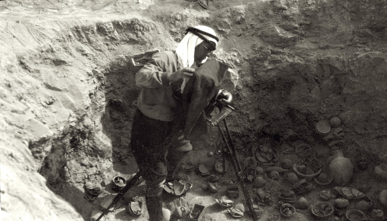 Professor John Garstang fotograferer ødelagt keramik in situ ved Jeriko-udgravningerne, 1930-36 af English Photographer