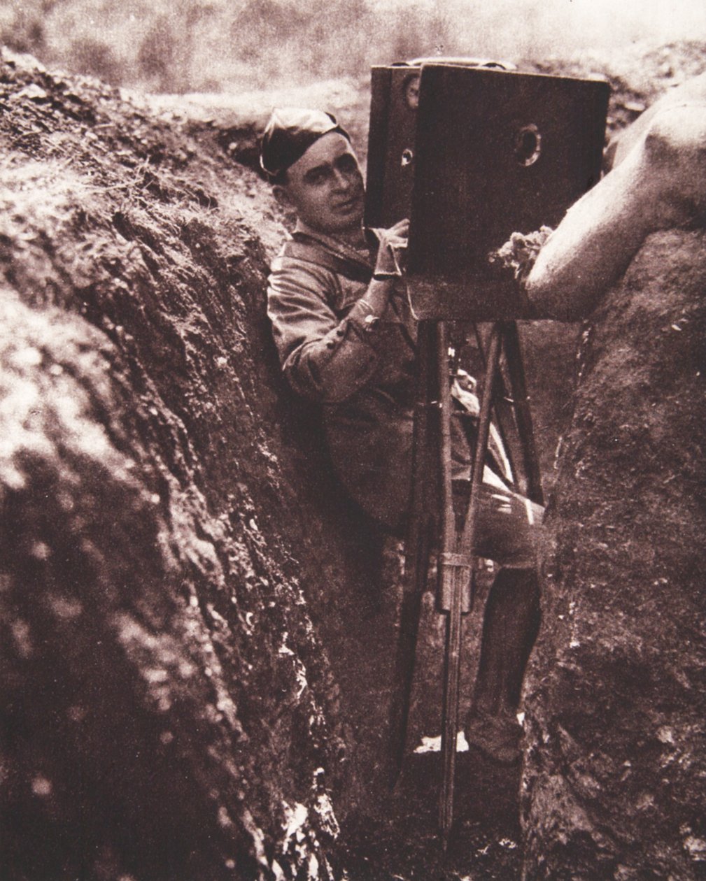 Beskyttet mod kugler af et pansret stålskjold: operatøren på arbejde, illustration fra The Illustrated War News, 13. september 1916 (sepiafoto) af English Photographer