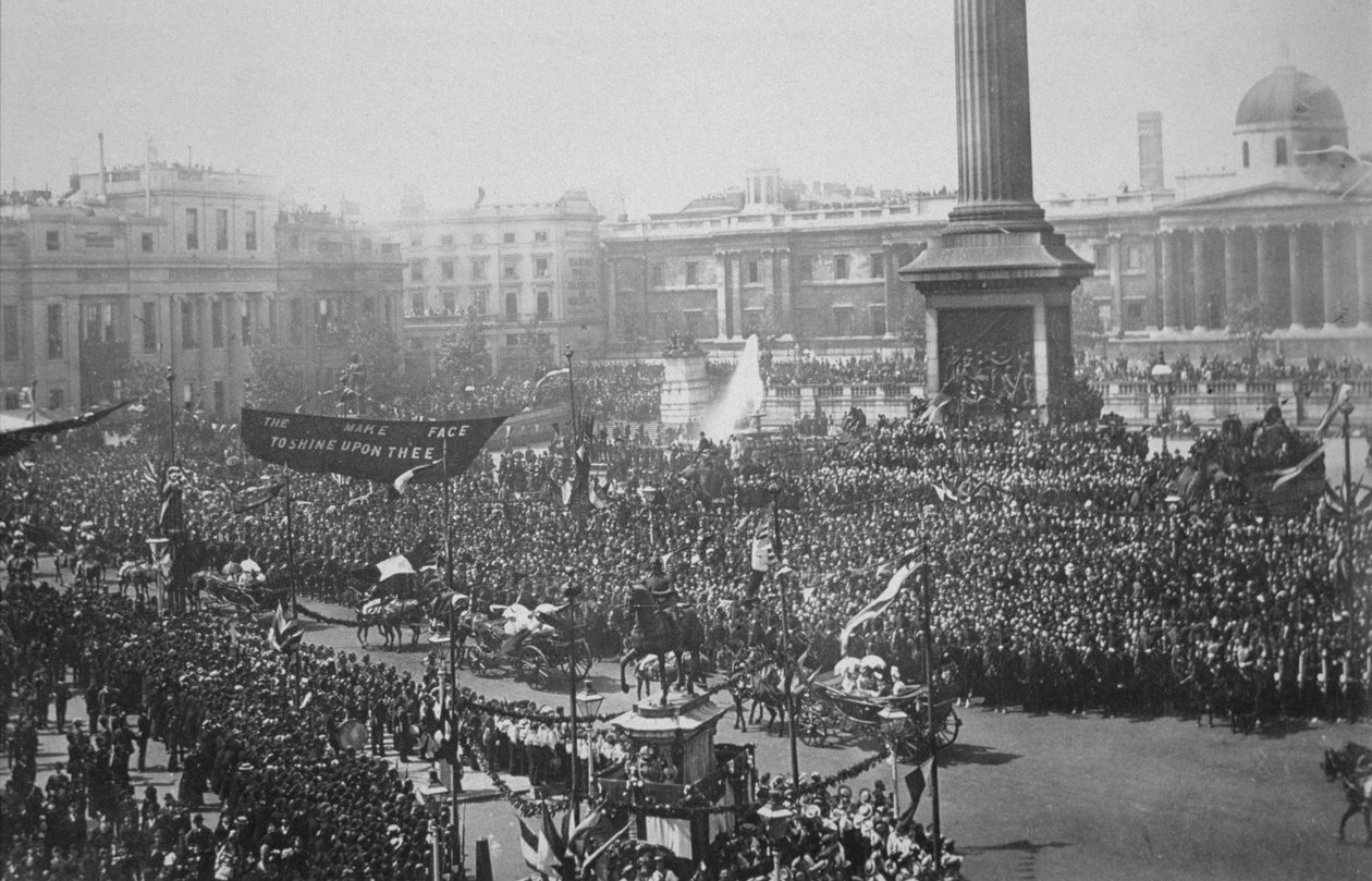 Dronning Victoria (1819-1901) blev kørt gennem Trafalgar Square under hendes gyldne jubilæum, 1887 af English Photographer