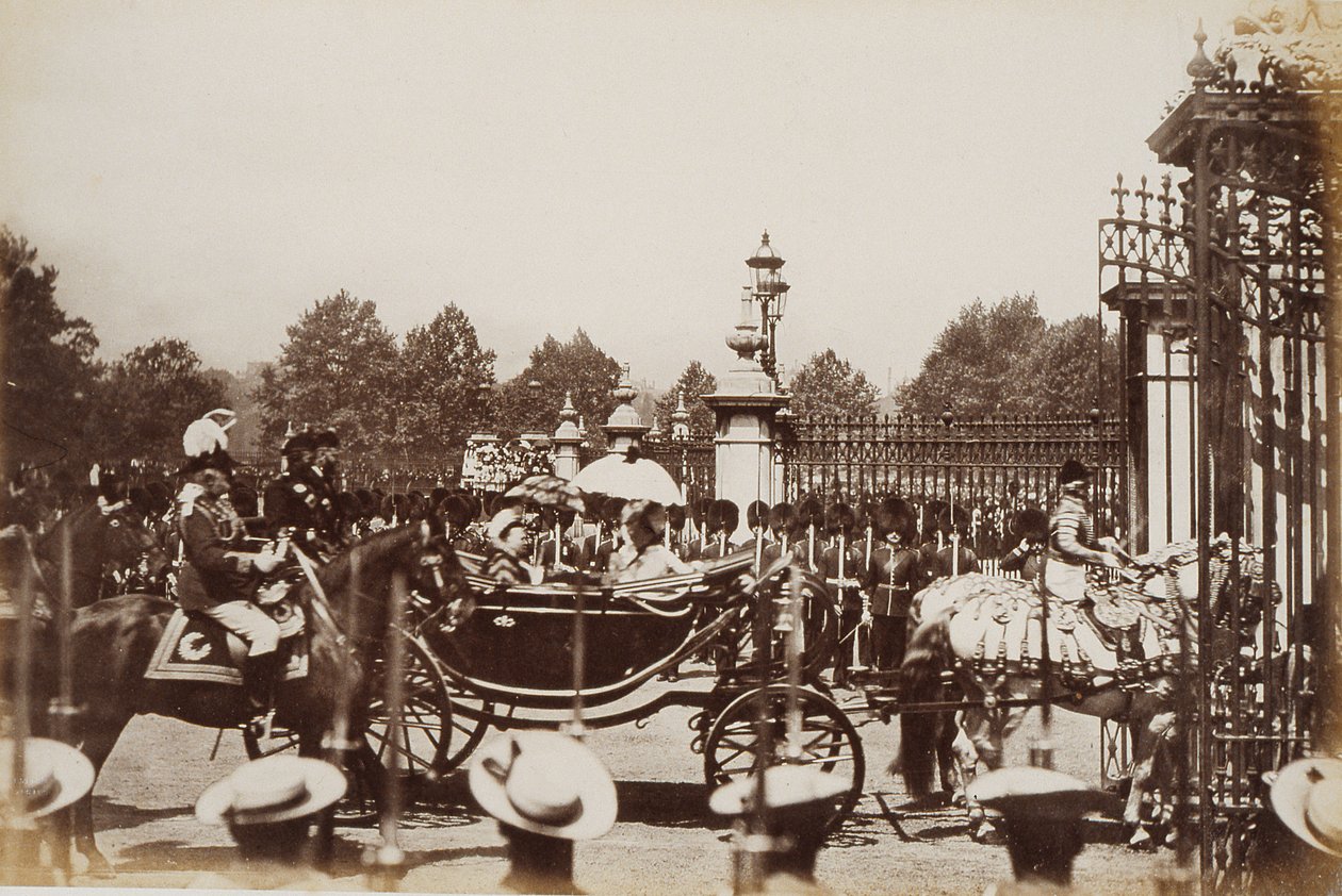 Dronning Victoria (1819-1901) blev kørt gennem det centrale London under hendes gyldne jubilæum, 1887 af English Photographer
